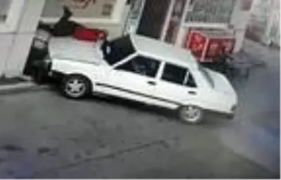 Yakıtın parasını isteyen istasyon görevlisine çarpıp kaçtılar! O anlar kamerada Yakıtın parasını isteyen istasyon görevlisine çarpıp kaçtılar! O anlar kamerada