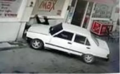 Yakıtın parasını isteyen istasyon görevlisine çarpıp kaçtılar! O anlar kamerada Yakıtın parasını isteyen istasyon görevlisine çarpıp kaçtılar! O anlar kamerada