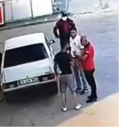 Yakıtın parasını isteyen istasyon görevlisine çarpıp kaçtılar! O anlar kamerada Yakıtın parasını isteyen istasyon görevlisine çarpıp kaçtılar! O anlar kamerada