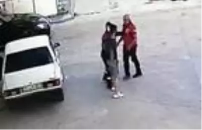 Yakıtın parasını isteyen istasyon görevlisine çarpıp kaçtılar! O anlar kamerada Yakıtın parasını isteyen istasyon görevlisine çarpıp kaçtılar! O anlar kamerada