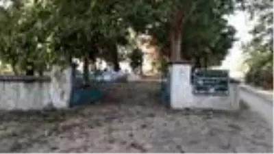Tasarladığı cihazla anne ve babasının mezarlarını izleyip, dua okuyor Tasarladığı cihazla anne ve babasının mezarlarını izleyip, dua okuyor