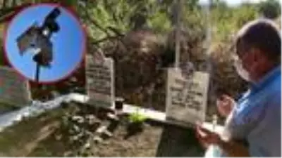 Tasarladığı cihazla anne ve babasının mezarlarını izleyip, dua okuyor Tasarladığı cihazla anne ve babasının mezarlarını izleyip, dua okuyor