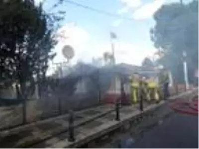 Ümraniye'de gecekondu alev alev yandı Ümraniye'de gecekondu alev alev yandı