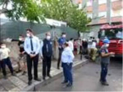 Ümraniye'de gecekondu alev alev yandı Ümraniye'de gecekondu alev alev yandı