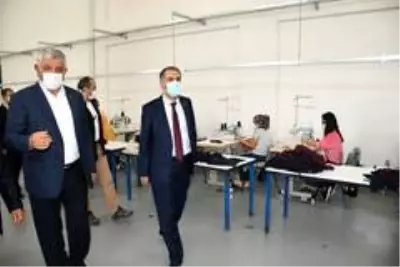 Vali Çuhadar, ASGEM'deki atölyeleri gezdi Vali Çuhadar, ASGEM'deki atölyeleri gezdi