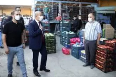 Vali Demirtaş, sebze ve meyve hali esnafıyla buluştu Vali Demirtaş, sebze ve meyve hali esnafıyla buluştu