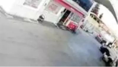 Veresiye yakıt vermeyen benzin istasyonu görevlisini otomobille böyle ezdi Veresiye yakıt vermeyen benzin istasyonu görevlisini otomobille böyle ezdi