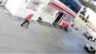 Veresiye yakıt vermeyen benzin istasyonu görevlisini otomobille böyle ezdi Veresiye yakıt vermeyen benzin istasyonu görevlisini otomobille böyle ezdi