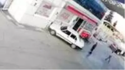 Veresiye yakıt vermeyen benzin istasyonu görevlisini otomobille böyle ezdi Veresiye yakıt vermeyen benzin istasyonu görevlisini otomobille böyle ezdi