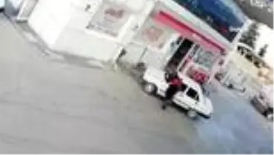 Veresiye yakıt vermeyen benzin istasyonu görevlisini otomobille böyle ezdi Veresiye yakıt vermeyen benzin istasyonu görevlisini otomobille böyle ezdi