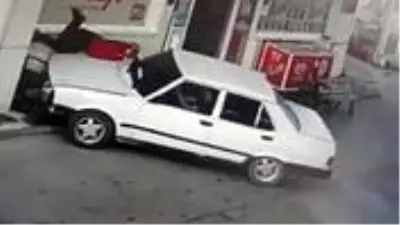 Yakıtın parasını isteyen istasyon görevlisine çarpıp kaçtılar! O anlar kamerada Yakıtın parasını isteyen istasyon görevlisine çarpıp kaçtılar! O anlar kamerada