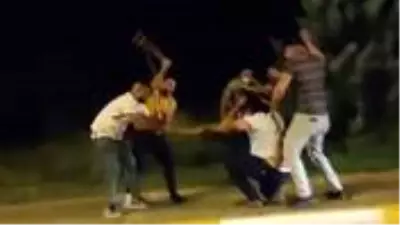Yol verme kavgasında sopa ve demir çubuklarla birbirlerine girdiler! O anlar kamerada Yol verme kavgasında sopa ve demir çubuklarla birbirlerine girdiler! O anlar kamerada