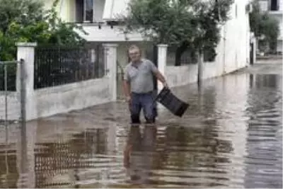 Yunanistan'da etkili olan Medicane tropik fırtınasında 2 kişi öldü Yunanistan'da etkili olan Medicane tropik fırtınasında 2 kişi öldü