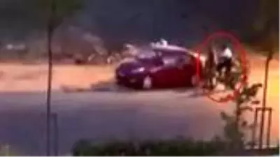 Sahibini durdurdukları otomobili çaldılar! O anlar kameraya anbean yansıdı Sahibini durdurdukları otomobili çaldılar! O anlar kameraya anbean yansıdı