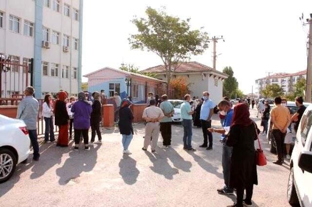 Ailesi koronavirüs olan öğrenci KPSS'ye ambulans ve polis eşliğinde getirildi Ailesi koronavirüs olan öğrenci KPSS'ye ambulans ve polis eşliğinde getirildi