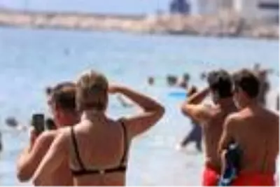 Konyaaltı Sahili'nde görülen Türk denizaltısı turistleri şaşırttı