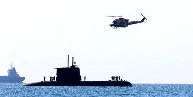 Antalya açıklarındaki denizaltı ilgiyle izlendi Antalya açıklarındaki denizaltı ilgiyle izlendi