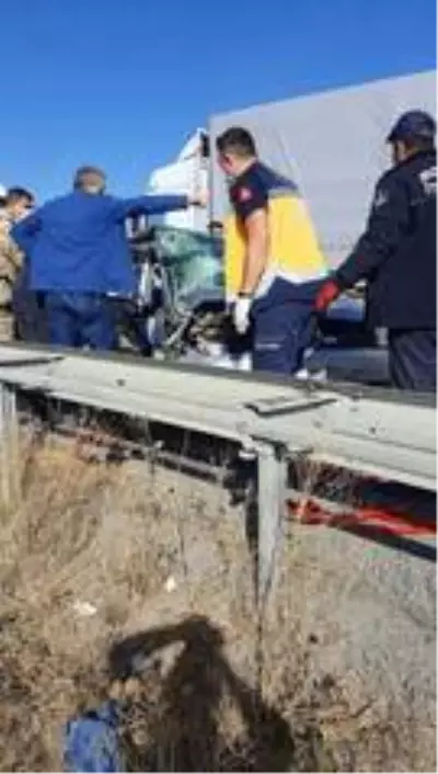 Aşkale'de trafik kazası: 3 yaralı Aşkale'de trafik kazası: 3 yaralı