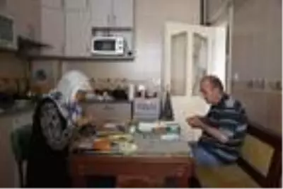 Aylarca evine kimseyi almadı, virüs, ziyarete gelen kızından bulaştı Aylarca evine kimseyi almadı, virüs, ziyarete gelen kızından bulaştı