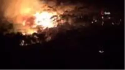 Ayvalık'ta orman yangını yazlık konutları tehdit etmeye devam ediyor Ayvalık'ta orman yangını yazlık konutları tehdit etmeye devam ediyor