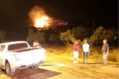 Ayvalık'ta orman yangını yazlık konutları tehdit etmeye devam ediyor Ayvalık'ta orman yangını yazlık konutları tehdit etmeye devam ediyor