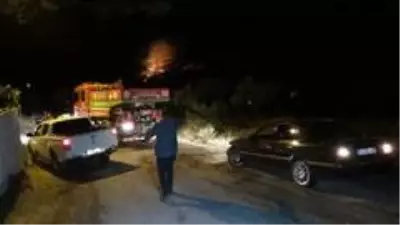 Ayvalık'ta orman yangını yazlık konutları tehdit etmeye devam ediyor Ayvalık'ta orman yangını yazlık konutları tehdit etmeye devam ediyor