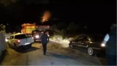 Ayvalık'ta orman yangını yazlık konutları tehdit etmeye devam ediyor Ayvalık'ta orman yangını yazlık konutları tehdit etmeye devam ediyor