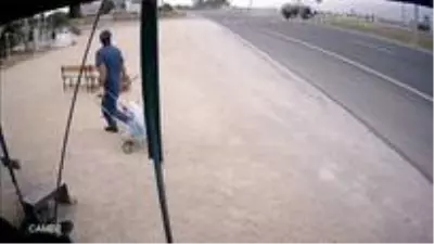 Bolu'da takla atan hafif ticari araç sürücüsü yaralandı...Kaza anı kamerada Bolu'da takla atan hafif ticari araç sürücüsü yaralandı...Kaza anı kamerada