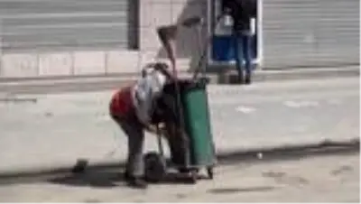 Çöp arabasını özenle temizleyen temizlik işçisi sosyal medyada ilgi odağı oldu Çöp arabasını özenle temizleyen temizlik işçisi sosyal medyada ilgi odağı oldu