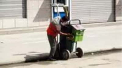Çöp arabasını özenle temizleyen temizlik işçisi sosyal medyada ilgi odağı oldu Çöp arabasını özenle temizleyen temizlik işçisi sosyal medyada ilgi odağı oldu