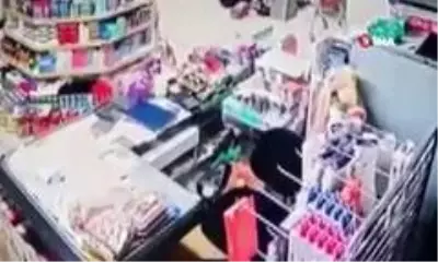 Depreme markette yakalanan müşteri elindeki ürünleri bırakarak kaçtı Depreme markette yakalanan müşteri elindeki ürünleri bırakarak kaçtı