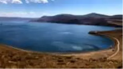 Doğal akvaryuma dönüşen Balık Gölü, balık yavrularıyla şenlendi