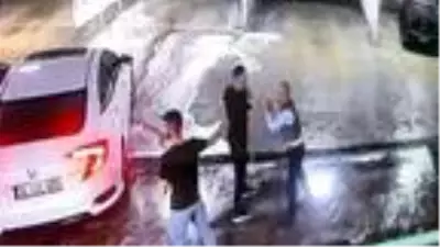 Mekanı kurşunlamanın bedeli ağır oldu: Dövüldü, araçtan yola atıldı, başka bir aracın altında kaldı Mekanı kurşunlamanın bedeli ağır oldu: Dövüldü, araçtan yola atıldı, başka bir aracın altında kaldı