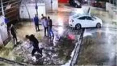 Mekanı kurşunlamanın bedeli ağır oldu: Dövüldü, araçtan yola atıldı, başka bir aracın altında kaldı Mekanı kurşunlamanın bedeli ağır oldu: Dövüldü, araçtan yola atıldı, başka bir aracın altında kaldı