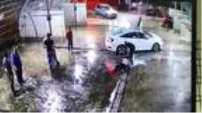 Mekanı kurşunlamanın bedeli ağır oldu: Dövüldü, araçtan yola atıldı, başka bir aracın altında kaldı Mekanı kurşunlamanın bedeli ağır oldu: Dövüldü, araçtan yola atıldı, başka bir aracın altında kaldı