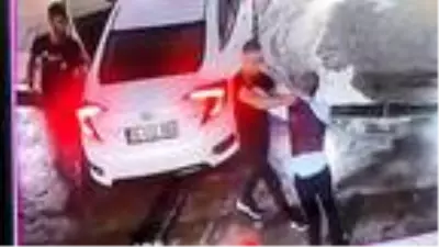 Mekanı kurşunlamanın bedeli ağır oldu: Dövüldü, araçtan yola atıldı, başka bir aracın altında kaldı Mekanı kurşunlamanın bedeli ağır oldu: Dövüldü, araçtan yola atıldı, başka bir aracın altında kaldı