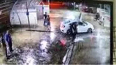 Mekanı kurşunlamanın bedeli ağır oldu: Dövüldü, araçtan yola atıldı, başka bir aracın altında kaldı Mekanı kurşunlamanın bedeli ağır oldu: Dövüldü, araçtan yola atıldı, başka bir aracın altında kaldı