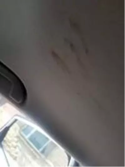 Dövüldükten sonra araçtan atıldı, başka bir araç çarptı; darp anları kamerada - Yeniden Dövüldükten sonra araçtan atıldı, başka bir araç çarptı; darp anları kamerada - Yeniden