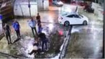 Mekanı kurşunlamanın bedeli ağır oldu: Dövüldü, araçtan yola atıldı, başka bir aracın altında kaldı Mekanı kurşunlamanın bedeli ağır oldu: Dövüldü, araçtan yola atıldı, başka bir aracın altında kaldı