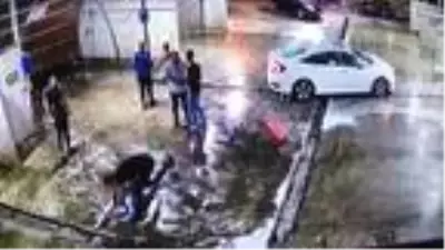 Mekanı kurşunlamanın bedeli ağır oldu: Dövüldü, araçtan yola atıldı, başka bir aracın altında kaldı Mekanı kurşunlamanın bedeli ağır oldu: Dövüldü, araçtan yola atıldı, başka bir aracın altında kaldı