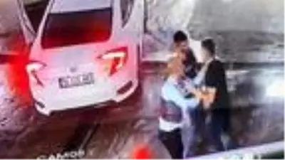 Mekanı kurşunlamanın bedeli ağır oldu: Dövüldü, araçtan yola atıldı, başka bir aracın altında kaldı Mekanı kurşunlamanın bedeli ağır oldu: Dövüldü, araçtan yola atıldı, başka bir aracın altında kaldı