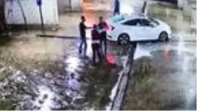 Mekanı kurşunlamanın bedeli ağır oldu: Dövüldü, araçtan yola atıldı, başka bir aracın altında kaldı Mekanı kurşunlamanın bedeli ağır oldu: Dövüldü, araçtan yola atıldı, başka bir aracın altında kaldı