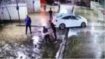 Mekanı kurşunlamanın bedeli ağır oldu: Dövüldü, araçtan yola atıldı, başka bir aracın altında kaldı Mekanı kurşunlamanın bedeli ağır oldu: Dövüldü, araçtan yola atıldı, başka bir aracın altında kaldı