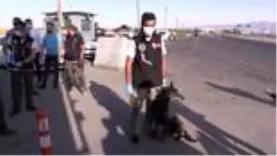 Emekli polisin aracında 61 kilo 750 gram eroin bulundu Emekli polisin aracında 61 kilo 750 gram eroin bulundu