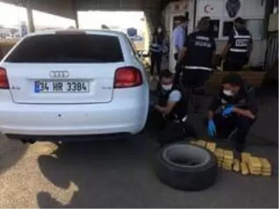 Emekli polis memurunun otomobilinden 61 kilo 750 gram eroin çıktı Emekli polis memurunun otomobilinden 61 kilo 750 gram eroin çıktı