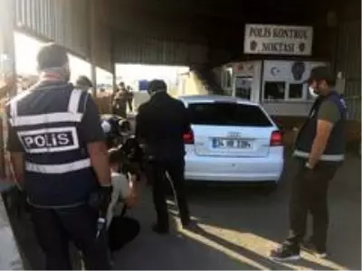 Emekli polis memurunun otomobilinden 61 kilo 750 gram eroin çıktı Emekli polis memurunun otomobilinden 61 kilo 750 gram eroin çıktı