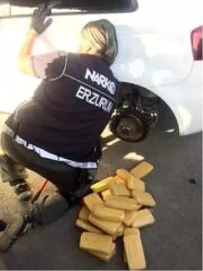 Emekli polis memurunun otomobilinden 61 kilo 750 gram eroin çıktı Emekli polis memurunun otomobilinden 61 kilo 750 gram eroin çıktı