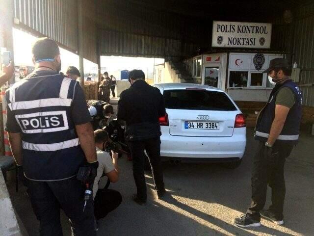 Emekli polisin aracından 61 kilo 750 gram eroin çıktı Emekli polisin aracından 61 kilo 750 gram eroin çıktı