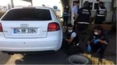 Emekli polis memurunun otomobilinden 61 kilo 750 gram eroin çıktı Emekli polis memurunun otomobilinden 61 kilo 750 gram eroin çıktı