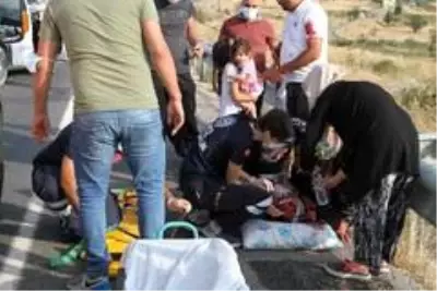 Otomobilin tıra arkadan çarptığı kazada yol kan gölüne döndü: 1'i ağır, 5'i çocuk 7 yaralı Otomobilin tıra arkadan çarptığı kazada yol kan gölüne döndü: 1'i ağır, 5'i çocuk 7 yaralı